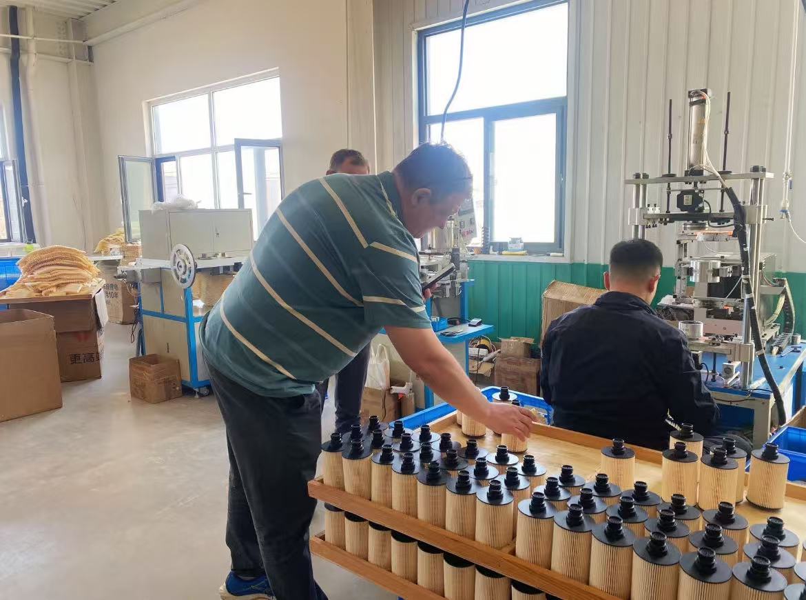 Russian customers visita Guohao Filter Factory